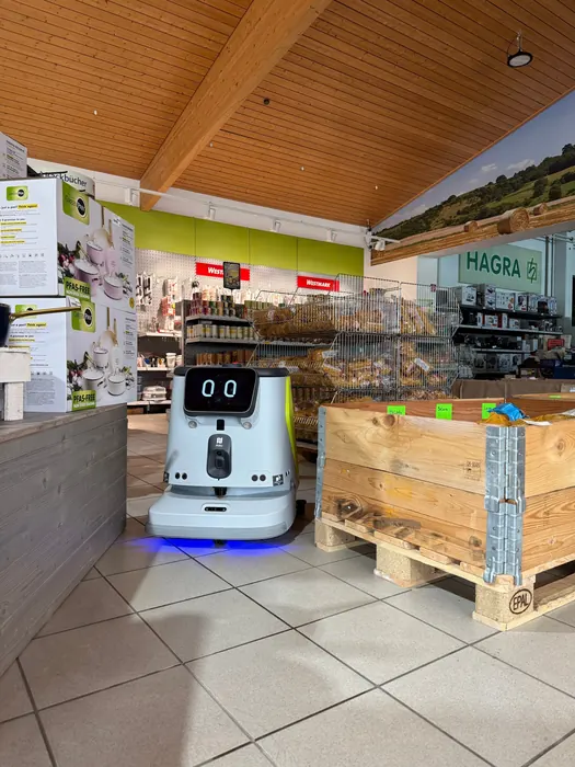 PUDU CC1 Pro auf der Verkaufsfläche der HAGRA AG