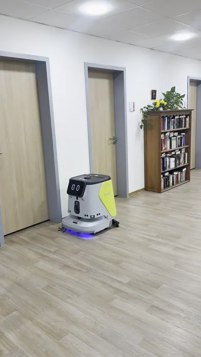 PUDU CC1 Pro im Flur des Pflegeheims V. Lutz